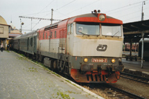 R790 a vr�ovick� 749.146 se soupravou hradeck�ch voz� m�sto zak�zan� �ady 843 3.7.1998